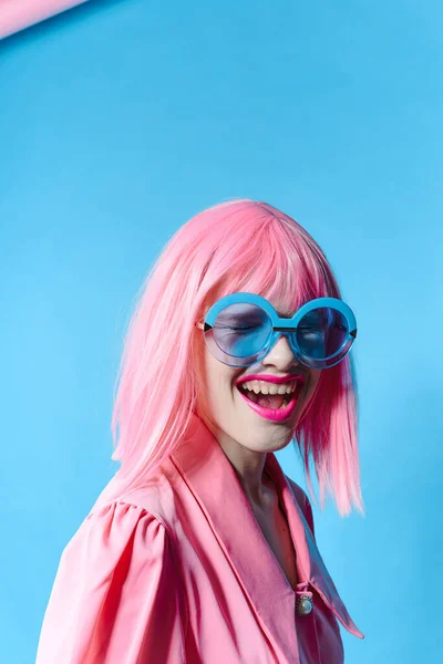 Λαμπερό γυναίκα μόδα μπλε γυαλιά μόδας μόδα απομονωμένο φόντο — Φωτογραφία Αρχείου