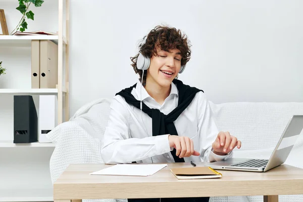 라이프 스타일 기술을 배우는 노트북 앞에서 테이블에 앉아 있는 남자 — 스톡 사진