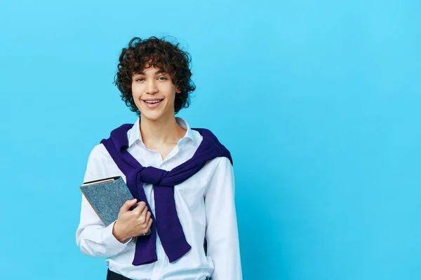 Μαθητής με σημειωματάριο σε μπλούζα στους ώμους Lifestyle σχολείο — Φωτογραφία Αρχείου