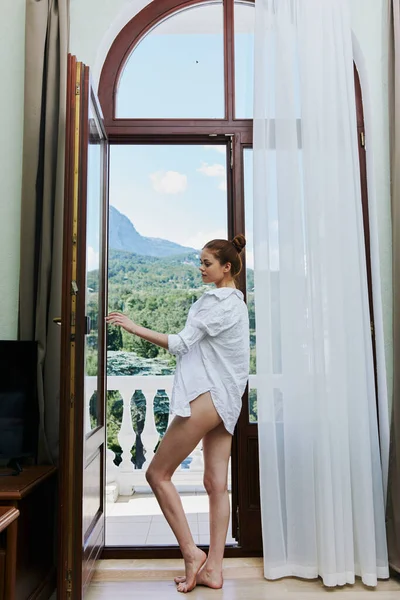 Retrato de una joven hermosa mujer en lencería sexy posando en el balcón Lifestyle — Foto de Stock