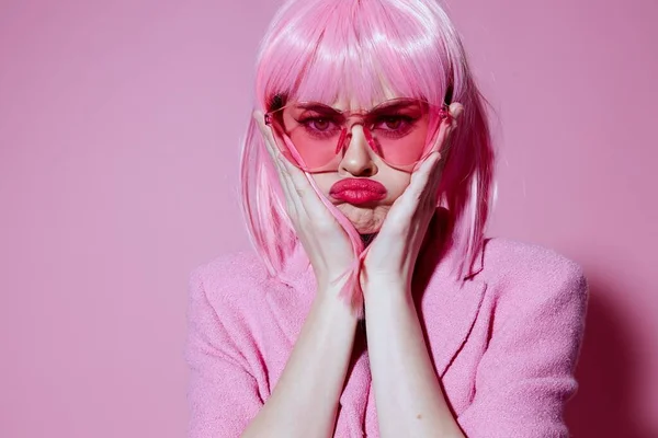 Hermosa chica de moda brillante maquillaje pelo rosa glamour elegantes gafas color fondo inalterado — Foto de Stock