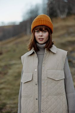 Yapraksız kadın ağaçları seyahat eder temiz hava manzarası