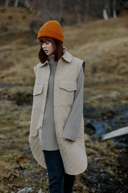 Sonbahar ormanındaki turist. Temiz hava yolculuğu rahatlığı.