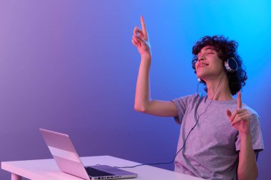 Masada oturan adam dizüstü bilgisayar menekşe arka planı