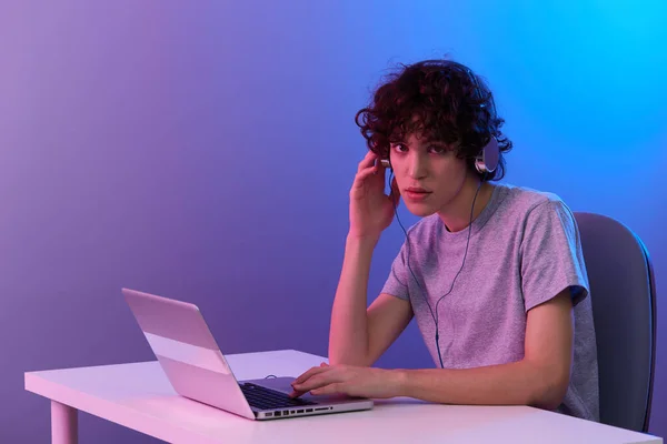 Homem em fones de ouvido na frente de entretenimento laptop Tecnologia de estilo de vida — Fotografia de Stock