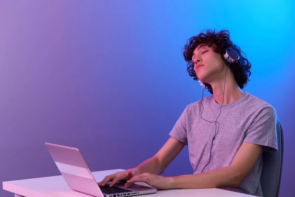 Gamer ciberespaço jogando com fones de ouvido na frente de um laptop isolado fundo — Fotografia de Stock