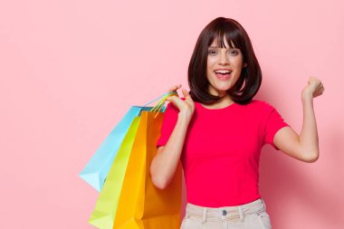 Güzel kadın gülümsemesi renkli paketler mutluluk izole bir arka plan
