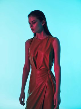 Deri elbiseli çekici bir kadın lüks modellik yapıyor.