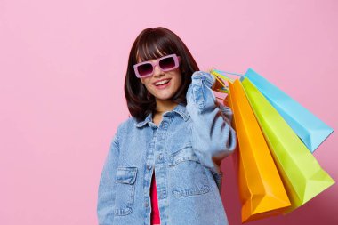 Mağazada alışveriş yapan genç bir kadın eğlence dünyasının izole edilmiş arka planı