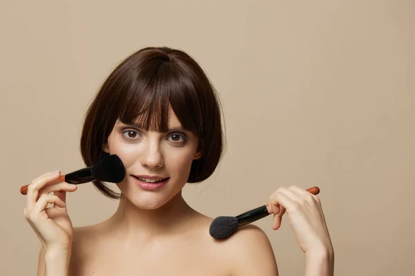 Porträt Frau Make-up Pinsel in der Nähe des Gesichts nackten Schultern isolierten Hintergrund — Stockfoto