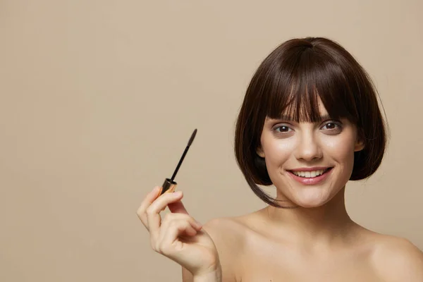 Schöne Frau Mascara Kosmetik attraktiv aussehen posiert beige Hintergrund — Stockfoto