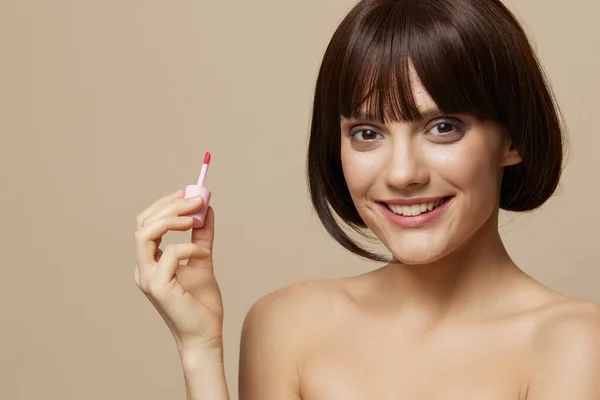 Frau Lippenstift Kosmetik attraktiv aussehen posiert beige Hintergrund — Stockfoto