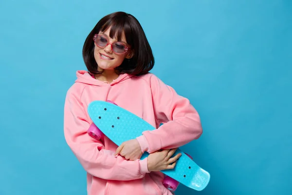 Kvinna tonåring skateboard känslor ungdom stil isolerad bakgrund — Stockfoto