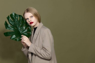 Göz kamaştırıcı yeşil palto parlak makyaj stüdyosu modeli