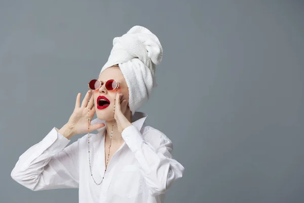 Mujer bonita con una toalla en la cabeza en un fondo aislado camisa blanca — Foto de Stock