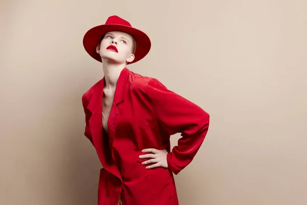 Mulher glamourosa em um chapéu vermelho e jaqueta maquiagem fundo isolado — Fotografia de Stock