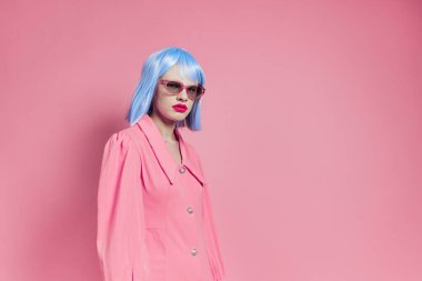 Göz kamaştırıcı bir kadın. Parlak makyaj, güneş gözlüğü stüdyo modeli.