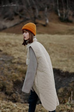 Yapraksız bir kadın portresi seyahat eder, hava yürüyüşü yapar.