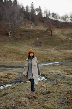 Yapraksız genç kadın ağaçlar sonbaharda taze hava yürüyüşü yapar.