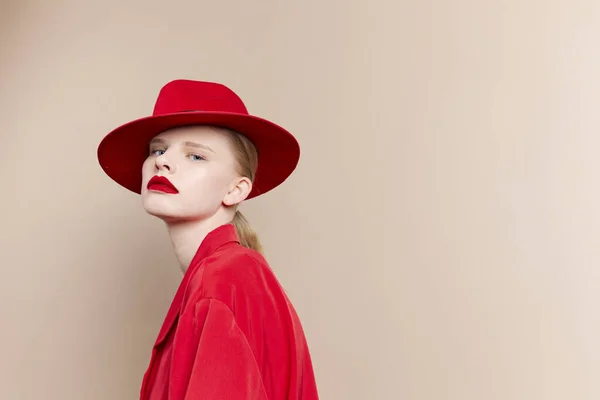 Retrato de una mujer en un sombrero rojo y maquillaje chaqueta Estilo de vida posando — Foto de Stock