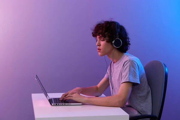 Homem em fones de ouvido na frente de entretenimento laptop Tecnologia de estilo de vida — Fotografia de Stock