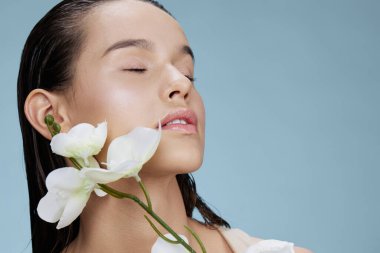 Kadın orkide çekici bir yüz ile izole edilmiş görünüyor.