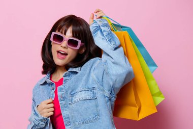 Mağazada alışveriş yapan genç bir kadın eğlence dünyasının izole edilmiş arka planı