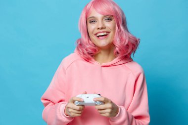 Pembe sweatshirt 'lü bir kadın eğlence amaçlı mavi arka plan