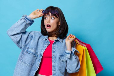 Portre kadını gülümsemesi renkli paketler mutluluk yaşam tarzı moda