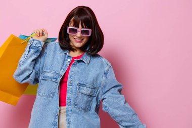 Renkli alışveriş çantaları olan portre kadın izole edilmiş arka plan.