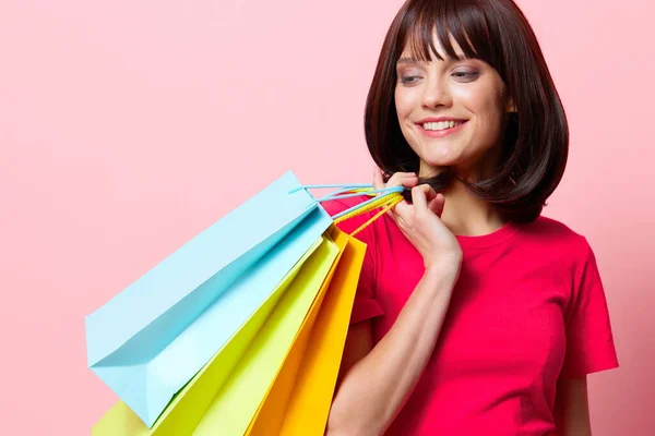 Retrato mujer rosa camisetas con bolsas de compras vista recortada —  Fotos de Stock