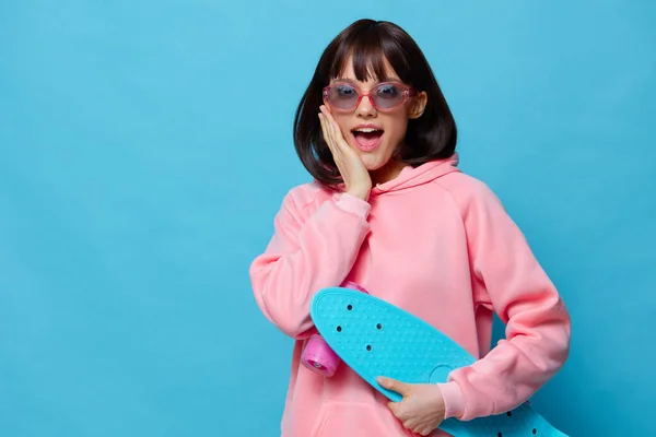 Vacker kvinna blå skateboard poserar kul livsstil mode — Stockfoto