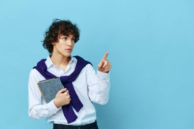 Omzunda kazak olan not defteri olan bir adam manzarayı kırptı.