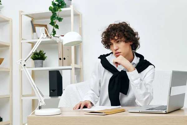 Tiener op een witte bank in de voorkant van een laptop leren communicatie — Stockfoto