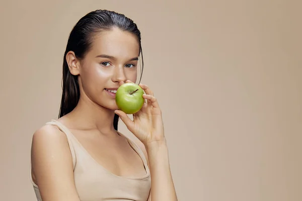 Joven mujer feliz sonrisa verde manzana salud primer plano estilo de vida — Foto de Stock