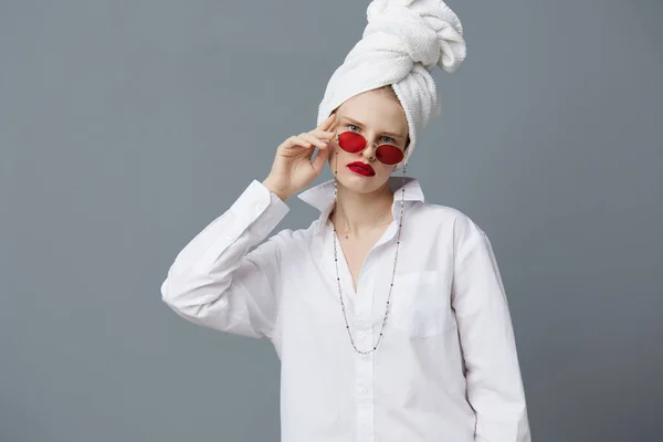 Moda mulher óculos de sol vermelhos cosméticos com toalha na cabeça Estilo de vida posando — Fotografia de Stock