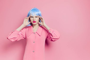 şık bir kadın parlak makyaj, pembe arka plan.