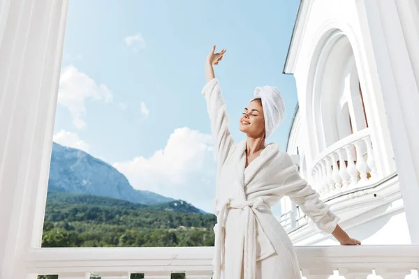 Ritratto di splendida donna posa sullo sfondo delle montagne sul balcone architettura concetto di relax — Foto Stock