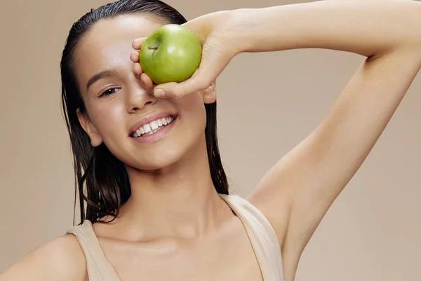 Schöne Frau Apfel in den Händen posiert Obst gesunde Lebensmittel frisch isoliert Hintergrund — Stockfoto
