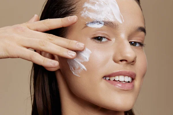 젊은 여성의 피부 관리 얼굴에 흰색 마스크를 사용하여 화장 — 스톡 사진
