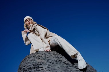 Genç bir kadın sonbahar stili dağlara seyahat eder orman doğası yaşam tarzı