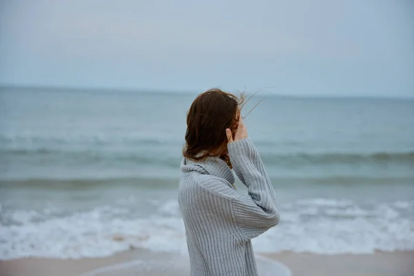 Bela mulher ruiva cabelo em uma camisola pelo oceano Estilo de vida — Fotografia de Stock