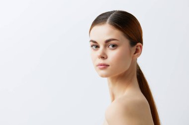 Güzel bir kadın. Çıplak omuzlar. Saf cilt cazibesi.