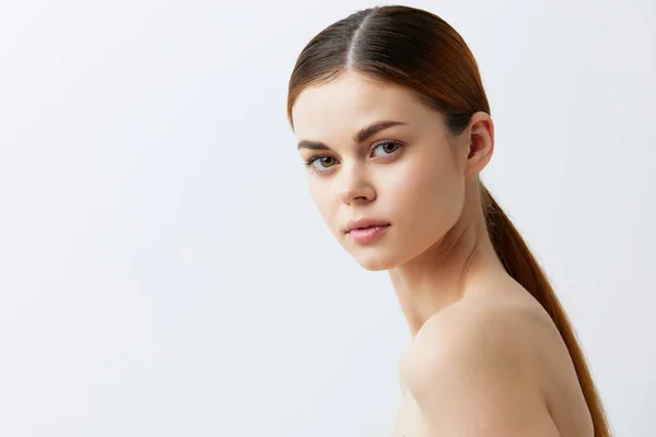 Portret vrouw blote schouders pure huid glamour licht achtergrond — Stockfoto