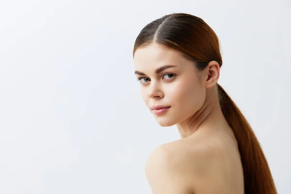 Junge Frau lächelnd Frau nackte Schultern saubere Haut Charme isoliert Hintergrund — Stockfoto