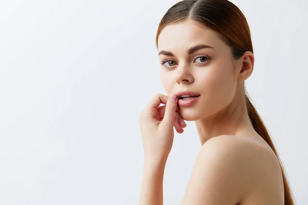 Mooie vrouw poseren schone huid zorg aantrekkelijk look close-up Lifestyle — Stockfoto