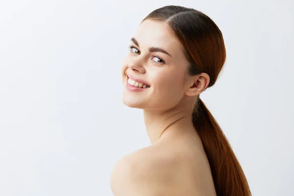 Jonge vrouw rood haar kale schouders cosmetica huidverzorging geïsoleerde achtergrond — Stockfoto