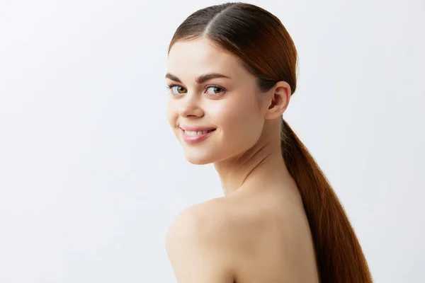 Vrouw blote schouders pure huid glamour licht achtergrond — Stockfoto
