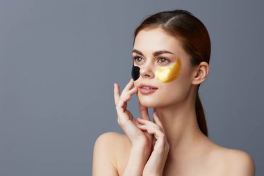 Kadın cilt bakımı yüz yamaları çıplak omuzlar kırışıklıkları düzelten izole bir arka plan