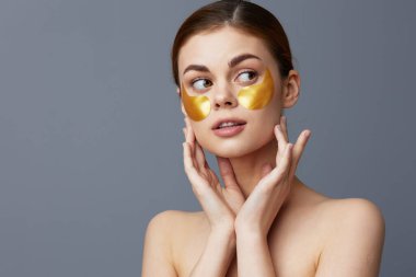 Genç kadın yüzünde altın lekeler var. Yakın plan hayat tarzı.